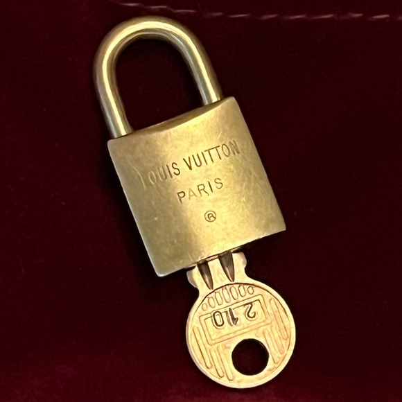 Vintage LV Lock & Key #210 - Picture 5 of 5